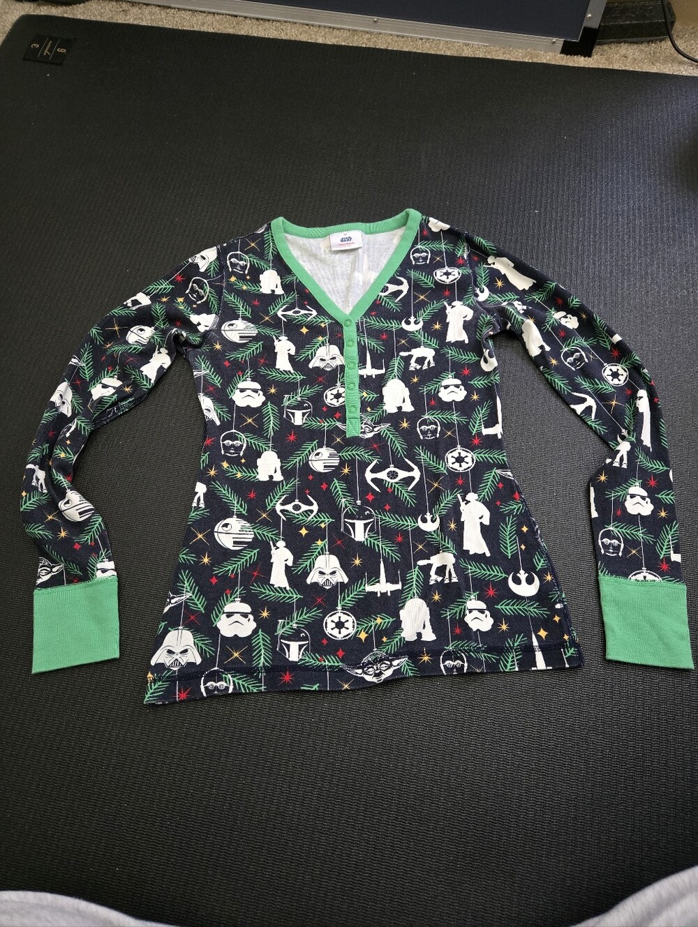 Star Wars Holiday Black & Green Henley Thermal Top